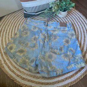 American Eagle | Curvy Mom Shorts | Size 4